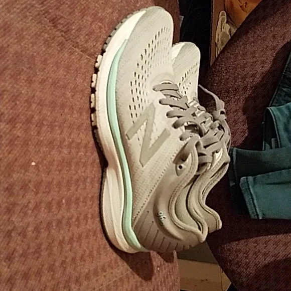 New Balance shoes - Picture 2 of 3